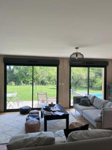 ein Wohnzimmer mit zwei Sofas und einem Tisch in der Unterkunft Maison de campagne à Montignac-Lascaux in Montignac + 36 Fotos