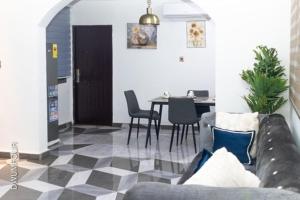 アクラにあるCaroline Apartmentのソファとテーブルのあるリビングルーム
