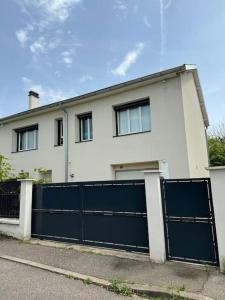 ブロンにあるMaison avec Jardin Bron Centre Proche EUREXPOの白い家