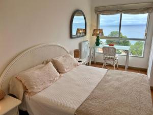 A bed or beds in a room at MIAMI PLAYA SIRENS en Cala Sirenas FREE WIFI