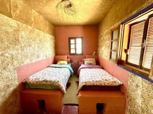 シディ・カウキにあるHippie Chic Houseの小さな部屋(ベッド2台付)