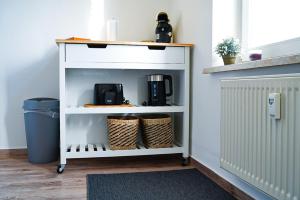 a white coffee cart in a room with a table at Fewostaeps- charmanter, moderner Juwel in Plauen