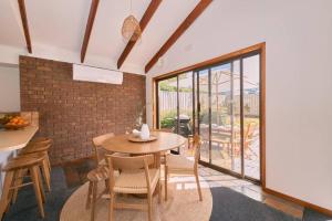 a kitchen and dining room with a table and chairs at White Beach Nest walk to the beach in Torquay