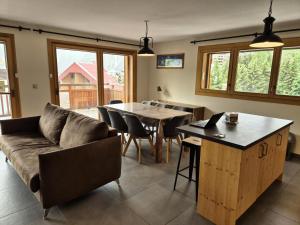 ヴェノスクにあるLa Residence - Appartement La Résidence MAE-9441のソファとテーブルのあるリビングルーム