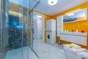 Koupelna v ubytování Yellow View Apartment - Happy Rentals + 14 fotografií