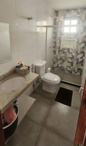 a bathroom with a toilet and a sink and a shower at Casa Praia seca!100 Metros Da Praia!Com Piscina! in Araruama