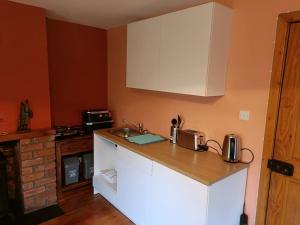 A kitchen or kitchenette at Abbey View Cottage Extension