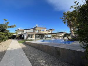 Bazén v ubytovaní Isabella spacious modern villa with sea views alebo v jeho blízkosti