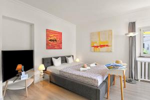 Un dormitorio con una cama y un televisor de pantalla plana. en Casa di Tino - Happy Rentals, en Losone