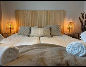 Ένα ή περισσότερα κρεβάτια σε δωμάτιο στο Luxury suite with private sauna free parking