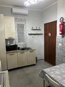Η κουζίνα ή μικρή κουζίνα στο casa vacanza I 4 diamanti room 2