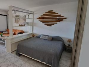 מיטה או מיטות בחדר ב-Studio avec piscine et vue lagon