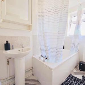 Vannituba majutusasutuses Quiet 2 Bed Kent Cottage - Short Drive to Canterbury and Dover