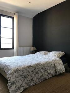 ノワールムーティエにあるMaison pecheur dans le banzeauの大きなベッドと窓のある寝室 +59枚の写真