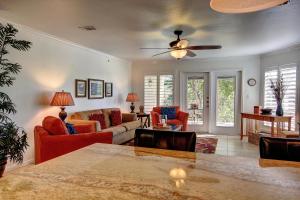 Khu vực ghế ngồi tại Guadalupe River Nut House WW i203