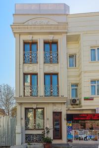 un edificio alto con ventanas y balcones. en Ada Hotel Istanbul en Estambul