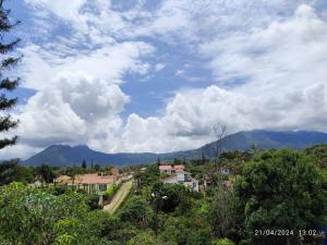 a view of a town with mountains in the background at Villa ilusiones in Grecolandia