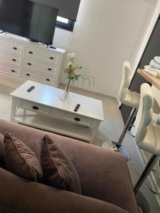 Posezení v ubytování Maison privée dans un petit domaine Cannes