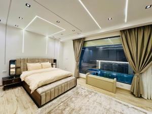 Postel nebo postele na pokoji v ubytování Lux private home Sheikh zayed + 37 fotografií