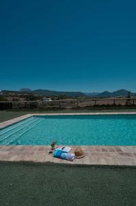 The swimming pool at or close to Rincón de Marco y María
