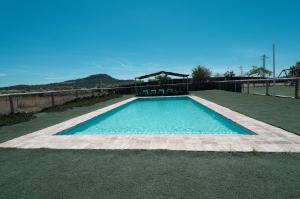 The swimming pool at or close to Rincón de Marco y María