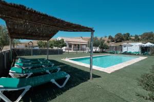 The swimming pool at or close to Rincón de Marco y María