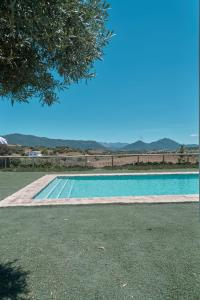 The swimming pool at or close to Rincón de Marco y María
