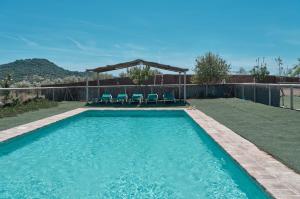 The swimming pool at or close to Rincón de Marco y María