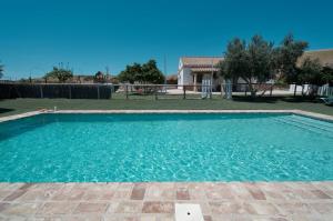 The swimming pool at or close to Rincón de Marco y María