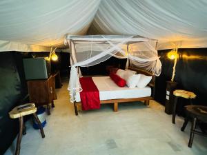 Postel nebo postele na pokoji v ubytování Nagara Lake Glamping Resort
