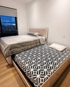 a large bed in a room with a window at Exótico Departamento En La Carolina Edificio QORNER in Quito +23 photos