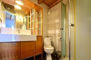 a bathroom with a toilet and a sink at Strandhaus in Heringsdorf