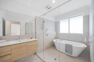 Galería fotográfica de The Waybre - walk to the beach, ducted aircon en Dunbogan