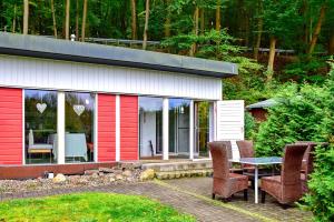 a red and white house with a table and chairs at Strandhaus in Heringsdorf