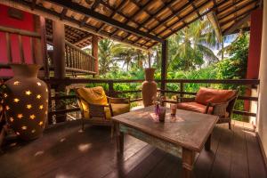 - une terrasse couverte avec une table et des chaises dans l'établissement Porto Zarpa Hotel, à Praia do Forte