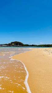 a view of a beach with the ocean at KitNet em Caraíva-Nova Caraíva in Caraíva