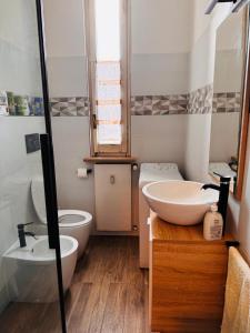 łazienka z umywalką i toaletą w obiekcie Lovely apartment in Gallarate w mieście Gallarate +19 zdjęć