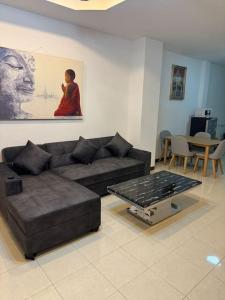 een woonkamer met een bank en een salontafel bij 2 Bedroom Townhouse in Koh Samui 
