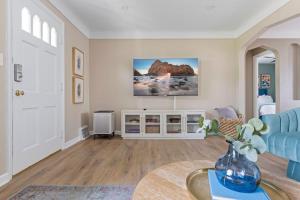 Posezení v ubytování 27150 Forestview Ave, Euclid