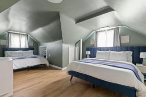 Postel nebo postele na pokoji v ubytování 27150 Forestview Ave, Euclid