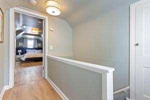 Postel nebo postele na pokoji v ubytování 27150 Forestview Ave, Euclid