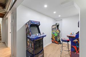 Herní místnost v ubytování 27150 Forestview Ave, Euclid