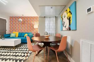 Ruang duduk di HostWise Stays - King Bed - Free Street Parking - Walkable Location +17 gambar