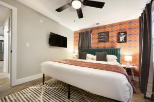 Televisyen dan/atau pusat hiburan di HostWise Stays - King Bed - Free Street Parking - Walkable Location