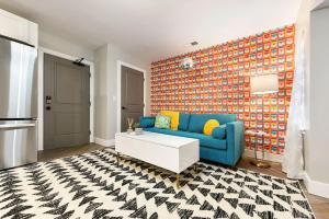 Katil atau katil-katil dalam bilik di HostWise Stays - King Bed - Free Street Parking - Walkable Location