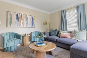 Posezení v ubytování 27150 Forestview Ave, Euclid