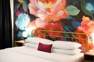 Katil atau katil-katil dalam bilik di HostWise Stays - 2 King Beds, Free Street Parking, North Side Gem