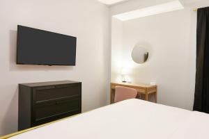 Televisyen dan/atau pusat hiburan di HostWise Stays - 2 King Beds, Free Street Parking, North Side Gem