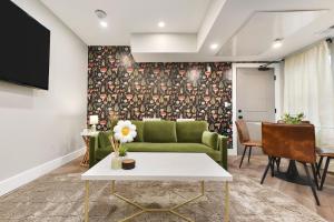 Ruang duduk di HostWise Stays - King Beds, Park Free, Great Walk Score
