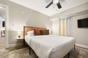 Katil atau katil-katil dalam bilik di HostWise Stays - King Beds, Park Free, Great Walk Score